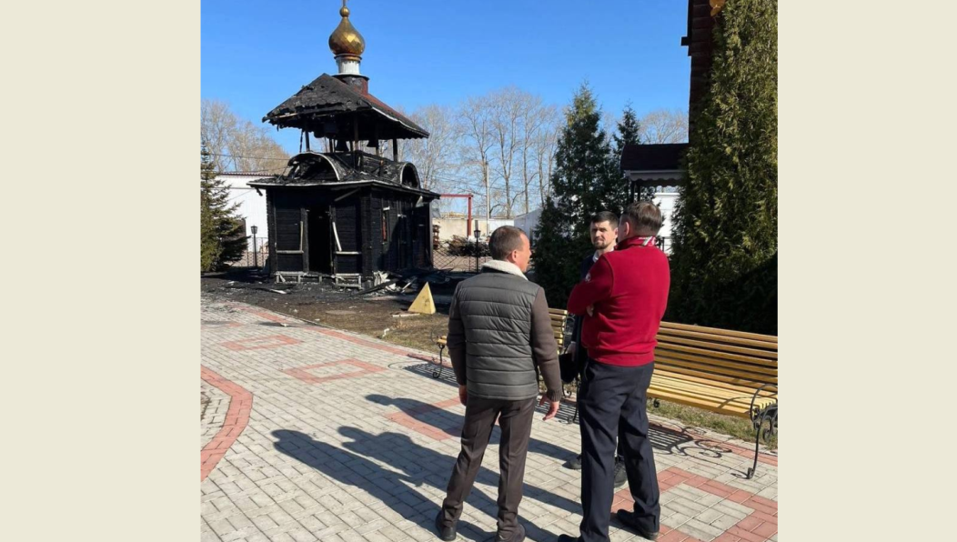 На территории храма горела бревенчатая колокольня.