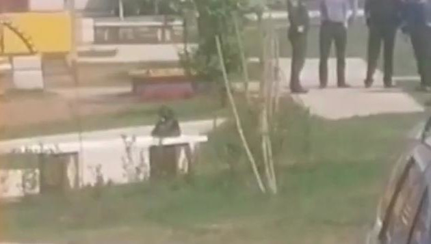 Двор дома по проспекту Шинников некоторое время был оцеплен.