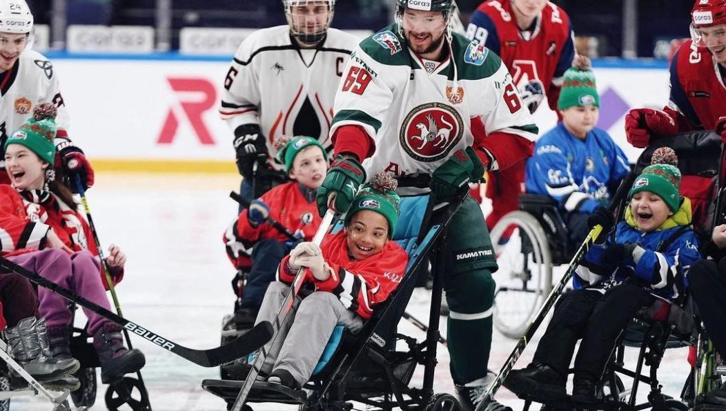 В игре приняли участие игроки КХЛ.