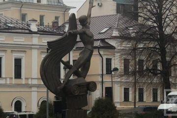 Монумент выдающемуся артисту балета появился на площадке у театра оперы и балета.