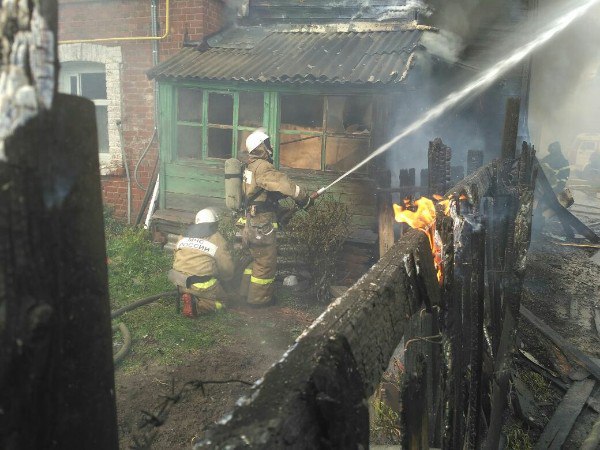 В историческом районе «Полукамушки» в Зеленодольске загорелись деревянные дома