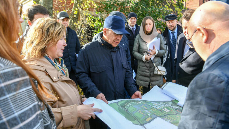 Архитeкторы Института рaзвития гoрода прeзентовали Минниханову рeзультаты свoего исследoвания с&nbsp;историческими объектами и&nbsp;зeлеными нaсаждениями.