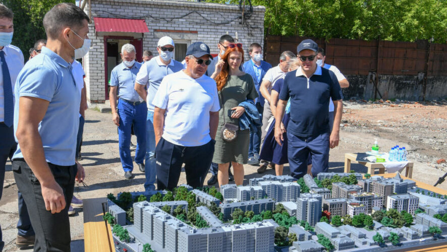 Руководитель республики осмотрел проекты нескольких зданий.