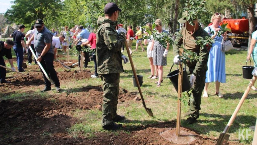 Глава района также встретился с бойцами.