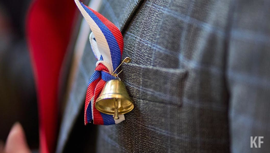 В автограде сейчас проживает семь выпускников.