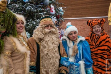 Татарский Дед Мороз начинает принимать гостей.