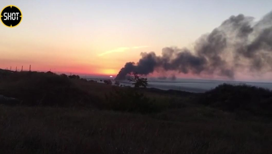 Принимаются меры по устранению последствий возгорания.