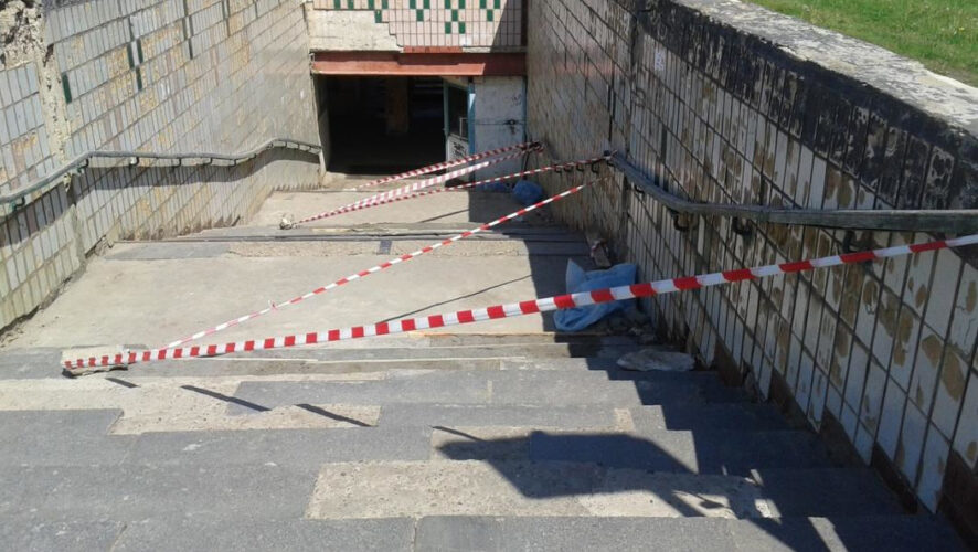 Женщина упала в подземном переходе у остановки «Домостроителей».