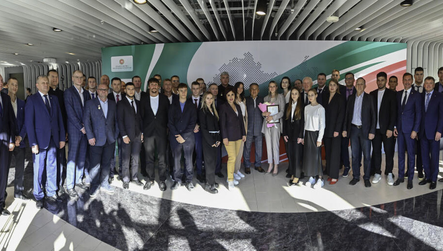 Глава республики поздравил спортсменов и тренеров с успешными выступлениями и отметил их высокое спортивное мастерство и целеустремленность.