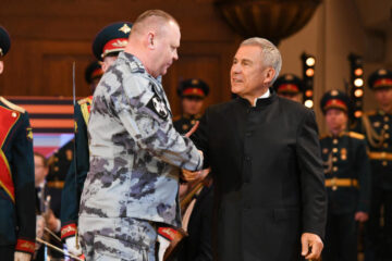 Рустам Минниханов поздравил ветеранов Вооруженных сил и действующих военнослужащих с Днем защитника Отечества.