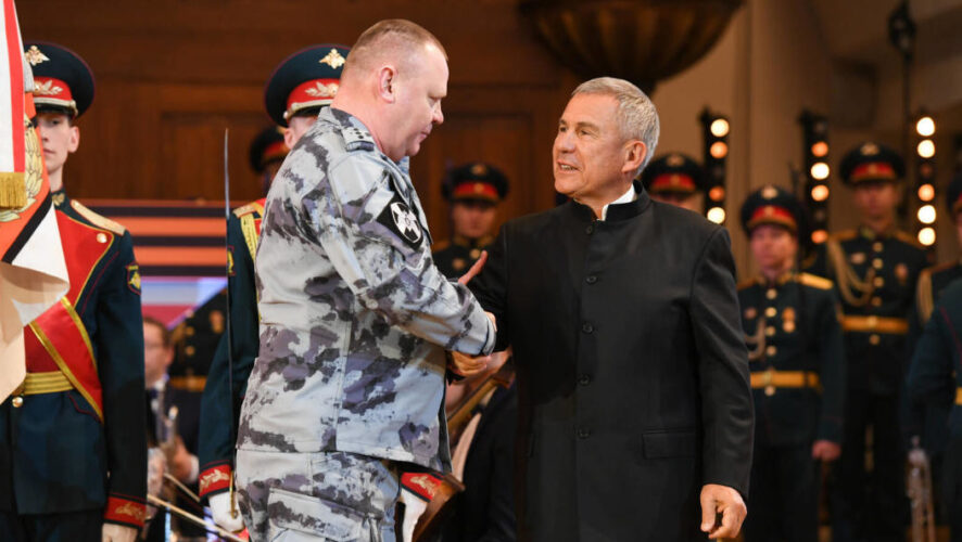 Рустам Минниханов поздравил ветеранов Вооруженных сил и действующих военнослужащих с Днем защитника Отечества.