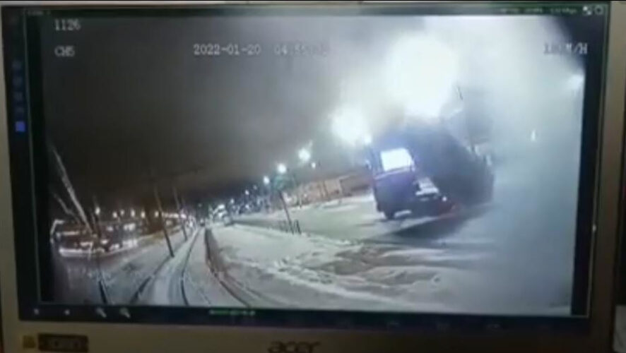 Машина ехала с поднятым кузовом.