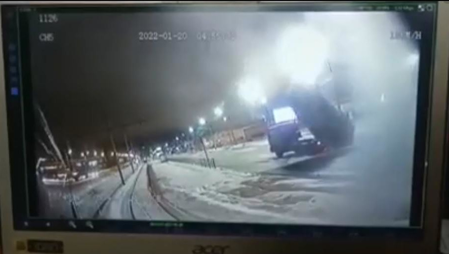 Машина ехала с поднятым кузовом.