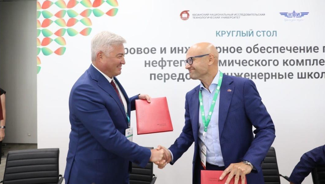 Соглашение подписали гендиректор «Казаньоргсинтеза» Айрат Сафин и врио ректора университета Юрий Казаков.