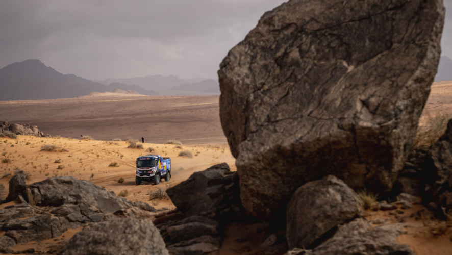 Экипаж Дмитрия Сотникова показал время 3:53:14.