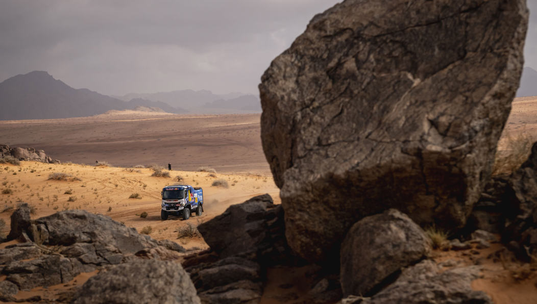 Экипаж Дмитрия Сотникова показал время 3:53:14.