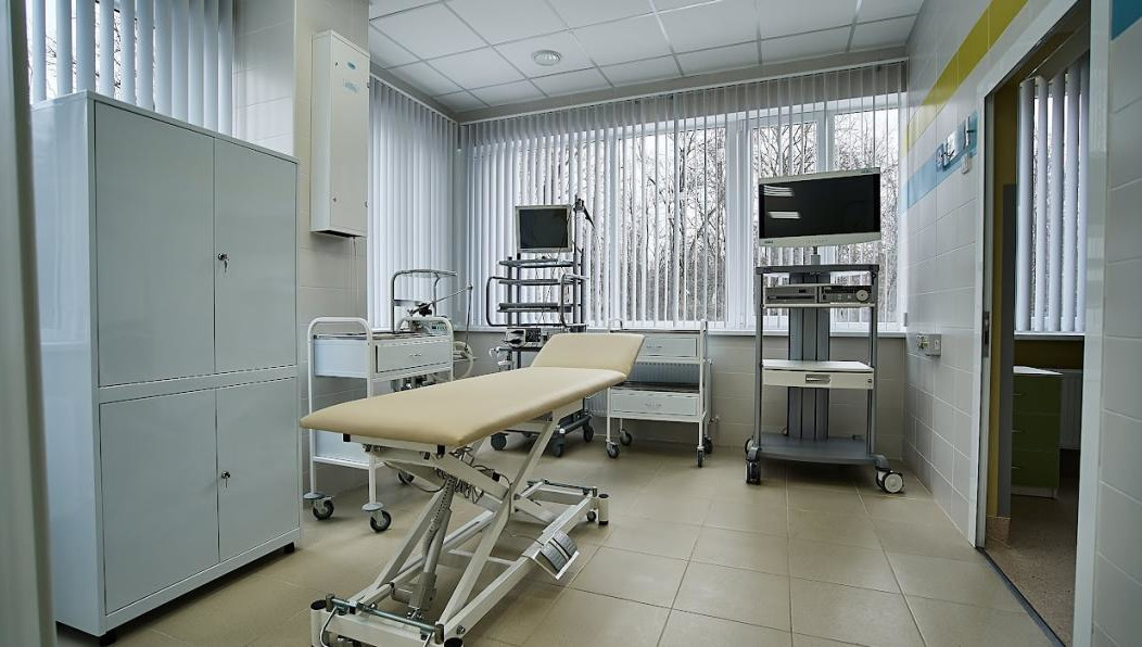 Мать мальчика просит хотя бы перенести кабинет рентгена с четвертого на первый этаж.