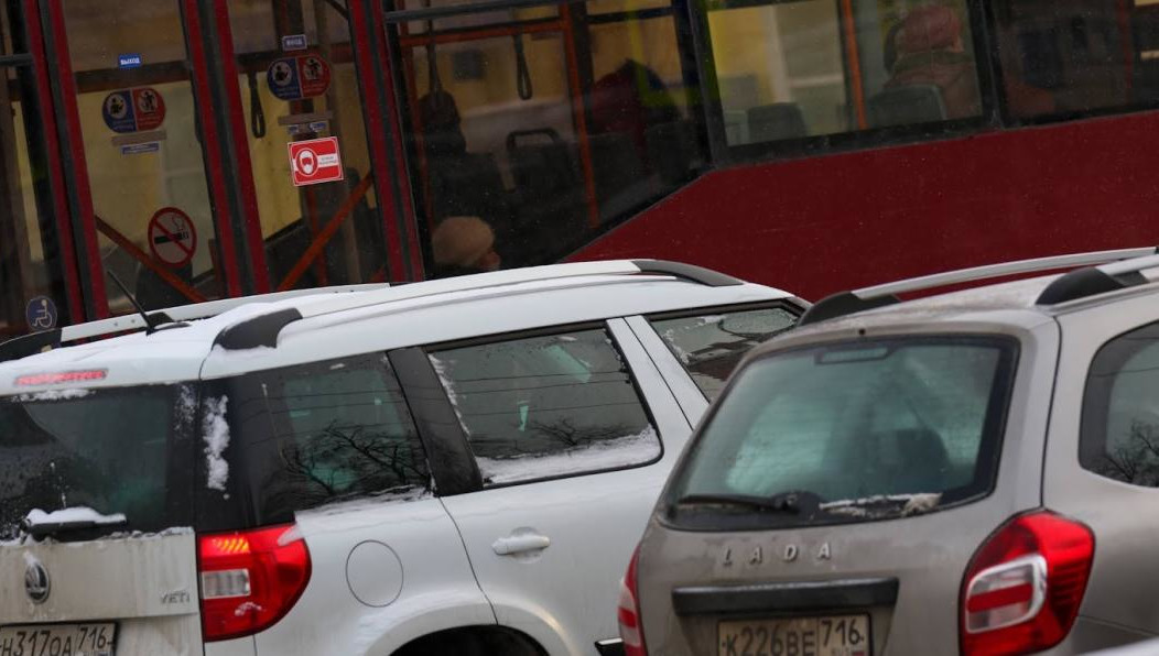 Трехкилометровая пробка начинается сразу от разворотной петли у улиц Фрунзе и Болотникова и продолжается до улицы Залесной.