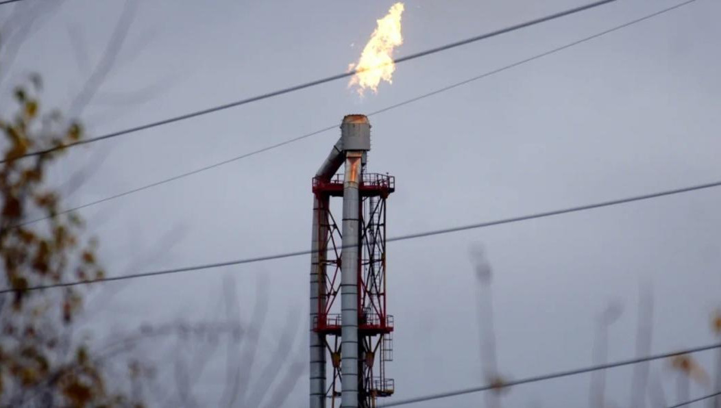 Это связано с регламентным обслуживанием технологического оборудования.