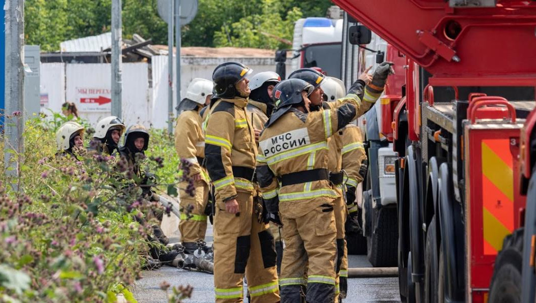 Очевидец снял пламя на телефон.
