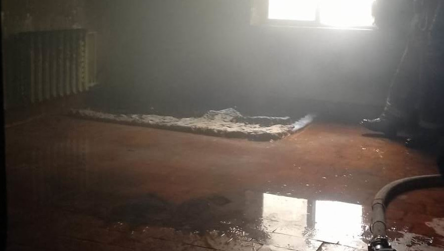 На лестничной клетке сгорел матрац.