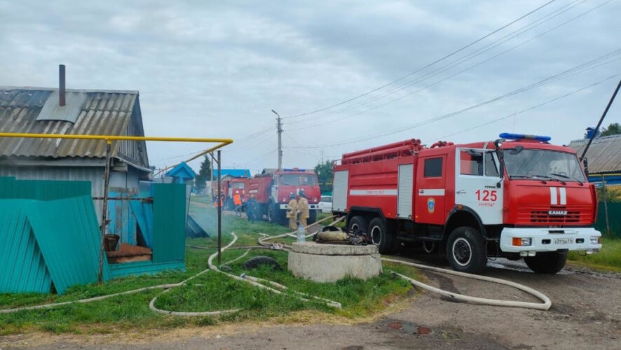 Из-за неблагоприятной погоды и сильного ветра огонь перекинулся на сам дом.