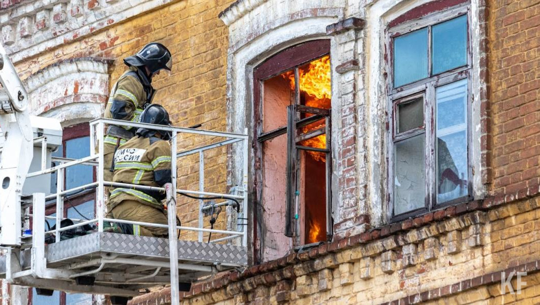 В селе Хансверкино загорелся одноэтажный бревенчатый дом.