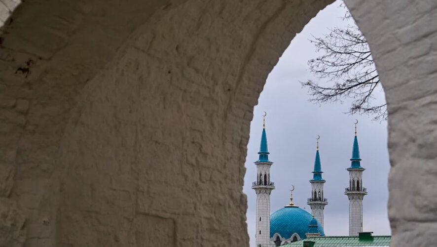 Высота одной колонны составляет 58 метров.