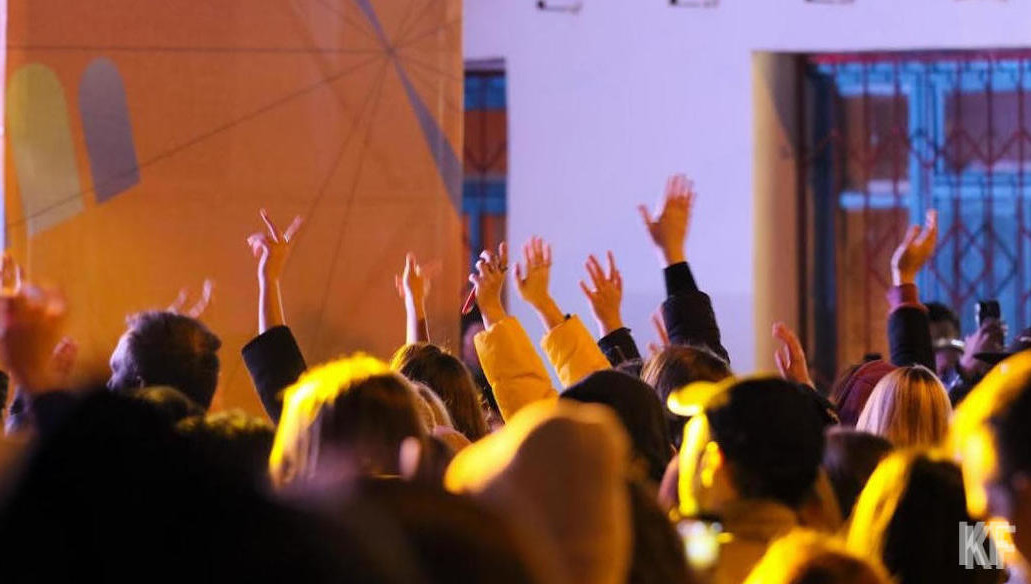 Девушке стало плохо во время концерта.