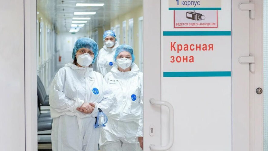 Главный санитарный врач Челнов сравнил ковид с «испанкой» и предложил принимать вирус как данность - сейчас и на будущее тоже.