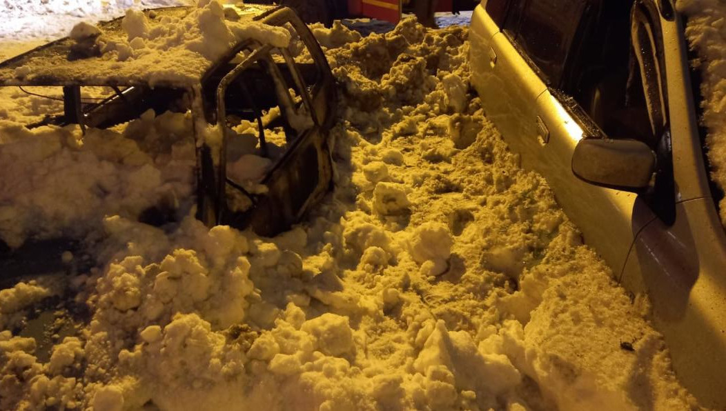 Также в ликвидации огня участвовало 4 единицы техники.