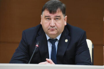 Сейчас он является первым заместителем председателя Комитета по экономической политике Совета Федерации ФС РФ.