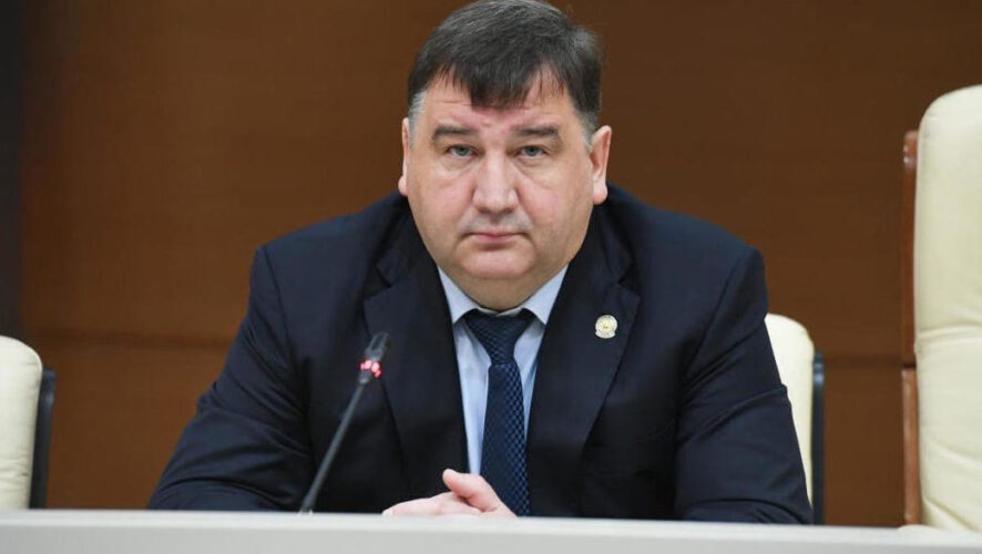 Сейчас он является первым заместителем председателя Комитета по экономической политике Совета Федерации ФС РФ.