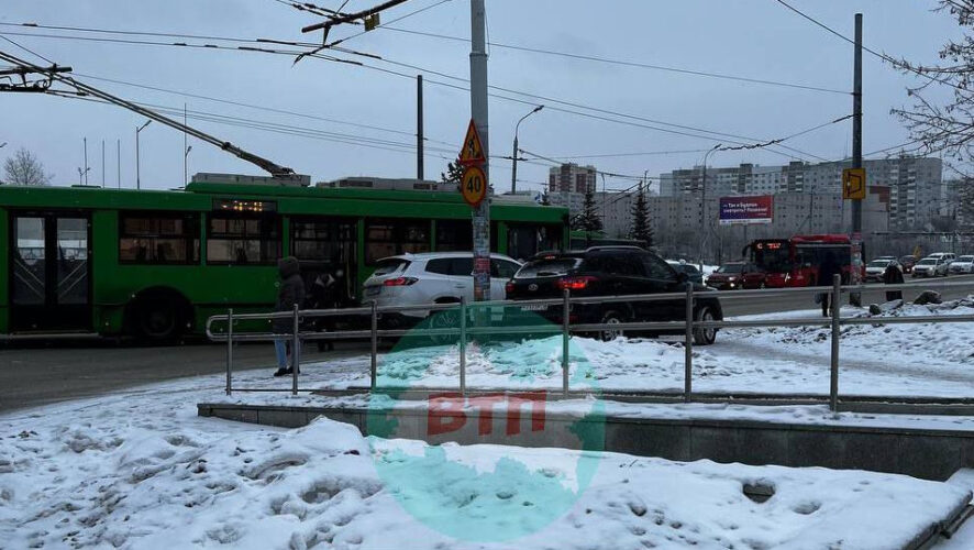 В результате ДТП проезжая часть оказалась полностью перекрыта.