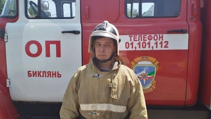 Мужчина получил медаль.