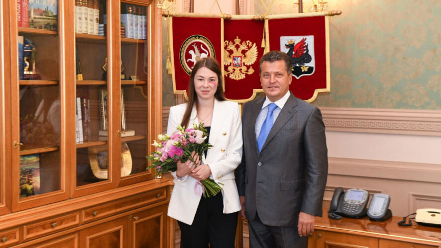 Градоначальник поздравил спортсменку с победой на Олимпиаде.