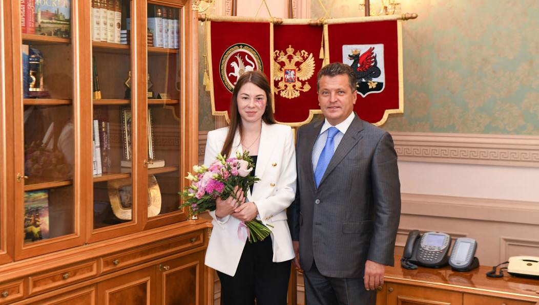 Градоначальник поздравил спортсменку с победой на Олимпиаде.