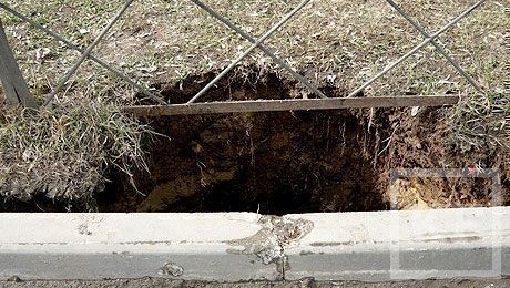 На улице Татарстан на детской площадке образовалась яма глубиной 6-7 метров.