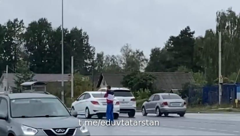 Очевидцы опубликовали кадры в соцсетях и поблагодарили незнакомца.