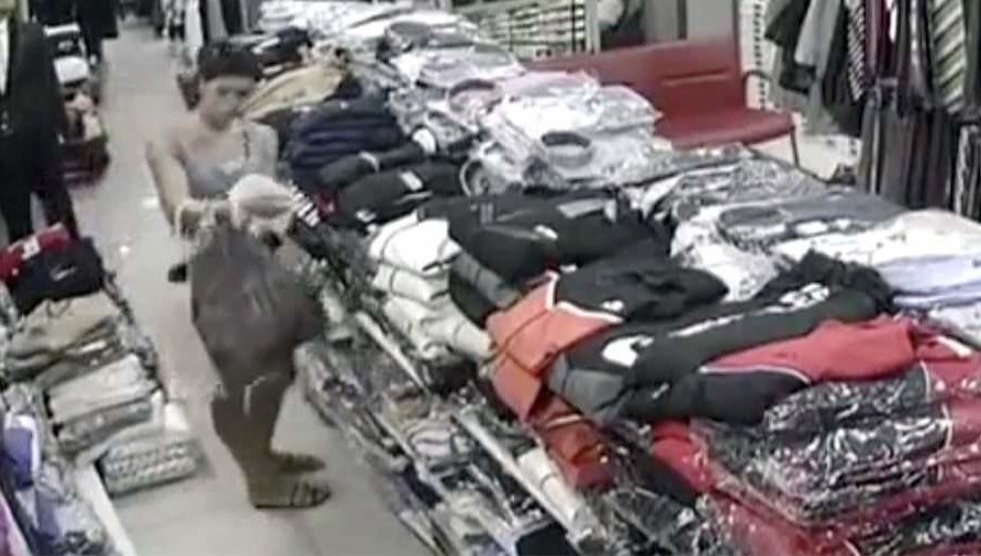 Россиянка пришла в магазин с тремя своими знакомыми.