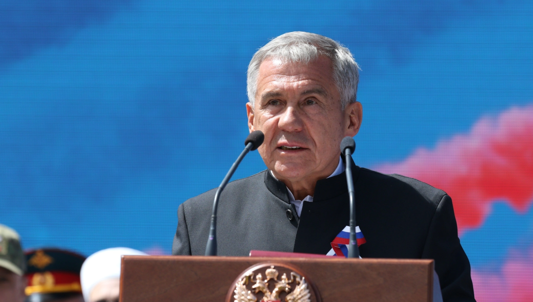 Раис Татарстана поздравил жителей с Днём России