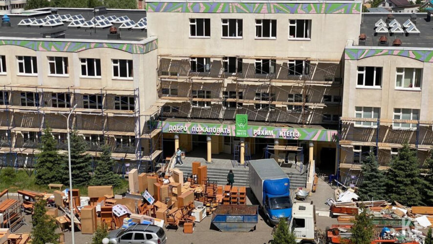 В здании круглосуточно ведутся работы по капремонту.