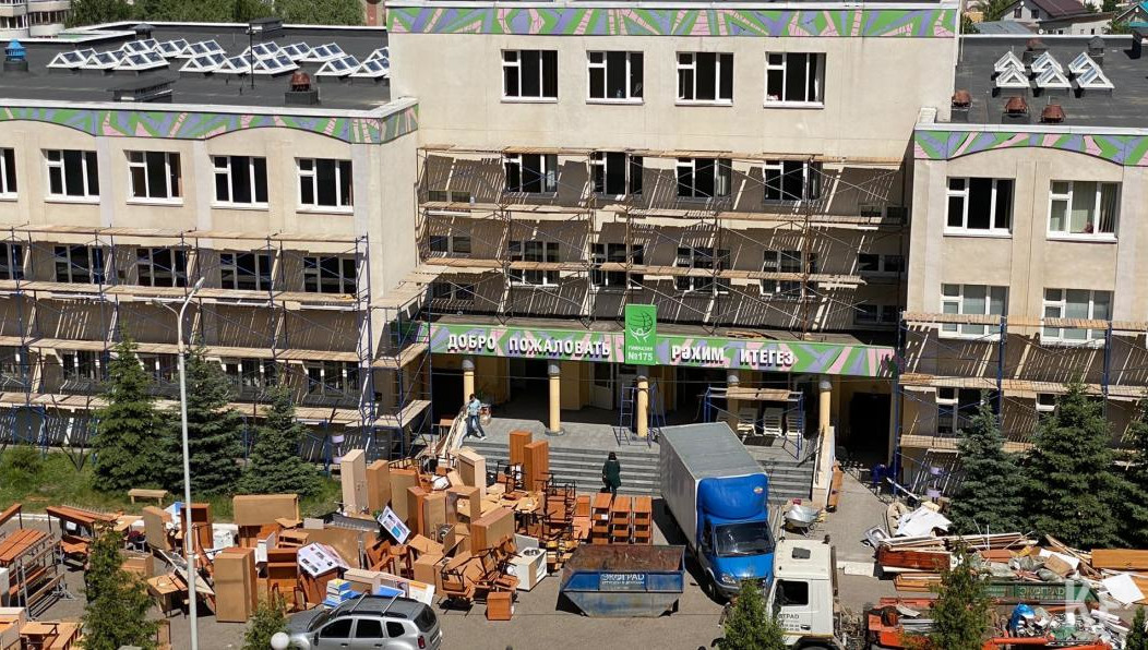 В здании круглосуточно ведутся работы по капремонту.