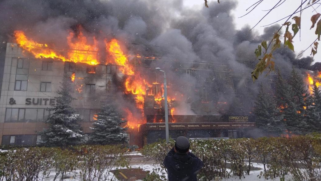 Пожар вспыхнул в бизнес-отеле на Московском проспекте сегодня около половины десятого утра.