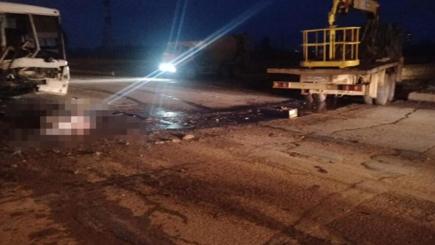 Без травм при столкновении вахтового &laquo;Нефаза&raquo; и &laquo;КАМАЗа&raquo;остались только шесть человек