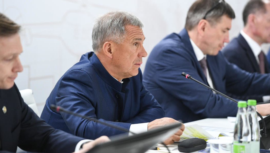 Глава Татарстана призвал руководство заводов использовать меры поддержки по линии службы занятости