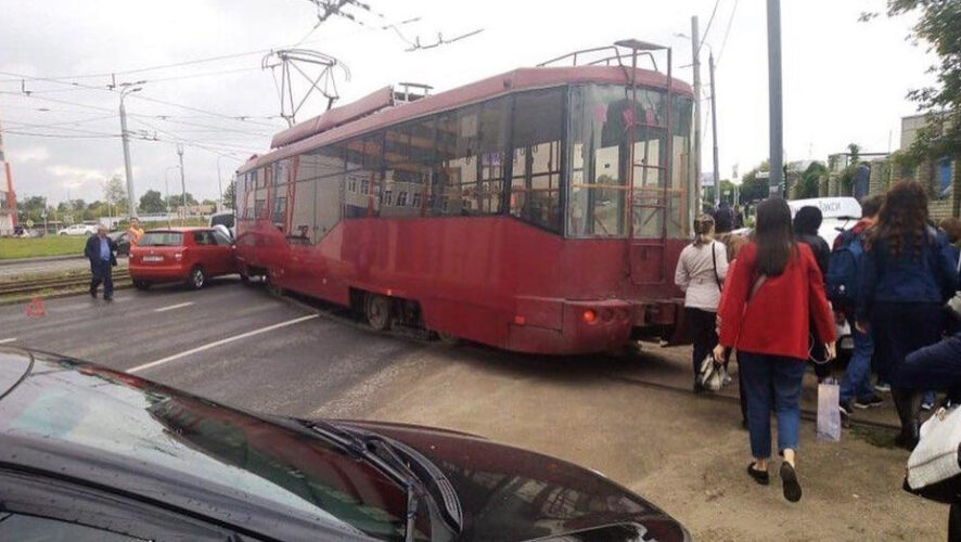 Машины вынуждены объезжать место аварии по трамвайным путям.