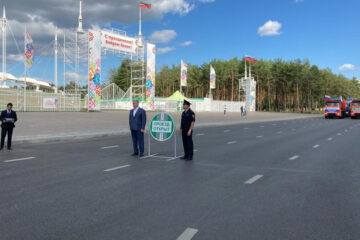 В торжественной церемонии приняли участие мэр Наиль Магдеев и глава ГИБДД города Радий Кадиков.