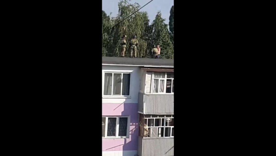 Горожанин уснул во время принятия солнечных ванн.