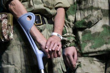 Действующие военнослужащие могут получить медицинскую помощь в госпиталях Министерства обороны.